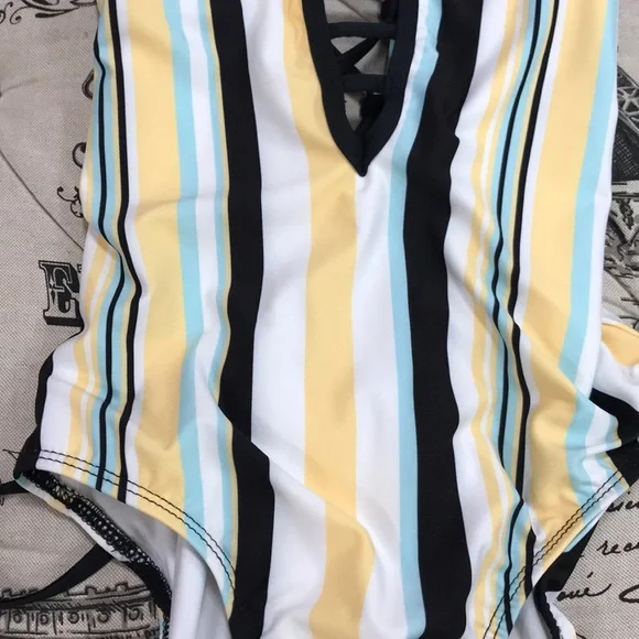 🎁 Ella Moss Tenacious Stripe One-Piece Swimsuit - Picture 4 of 7